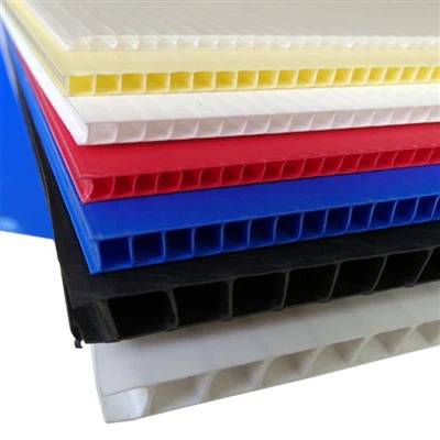 Papan plastik bergelombang
